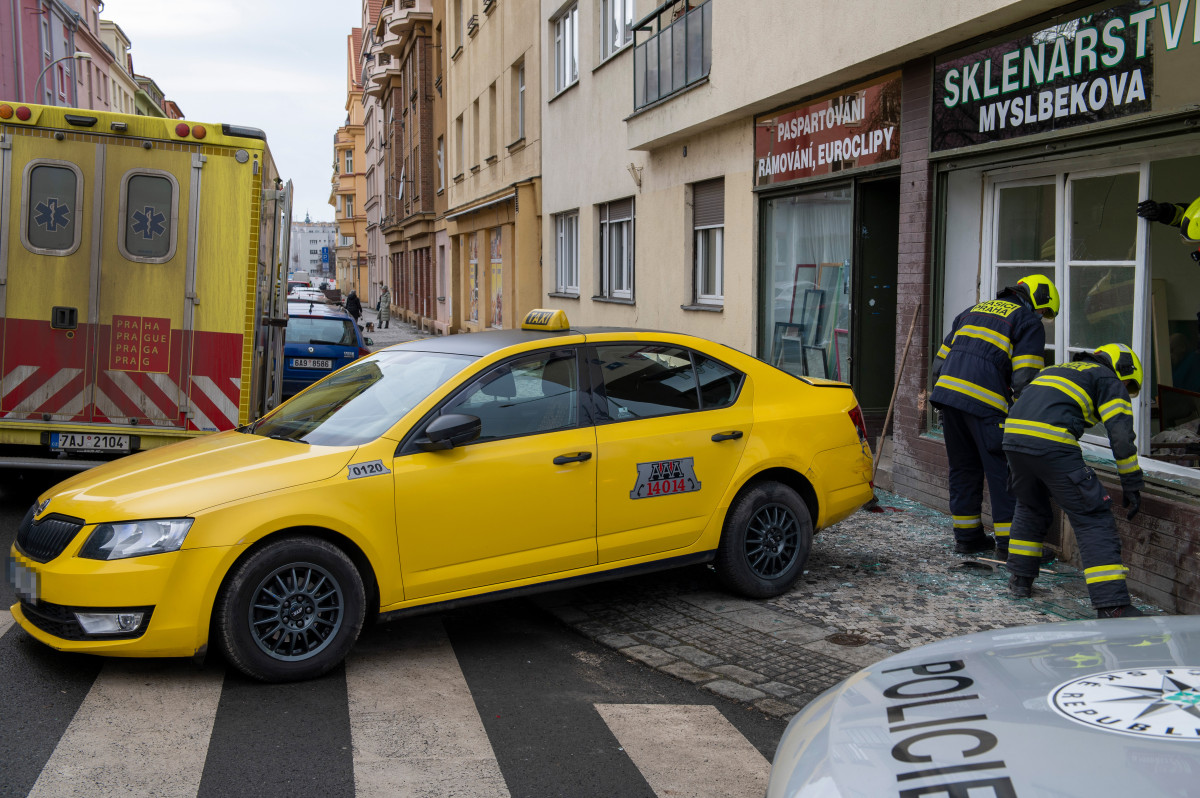 V Praze se samovolně rozjel taxík a na chodníku přimáčkl mladou