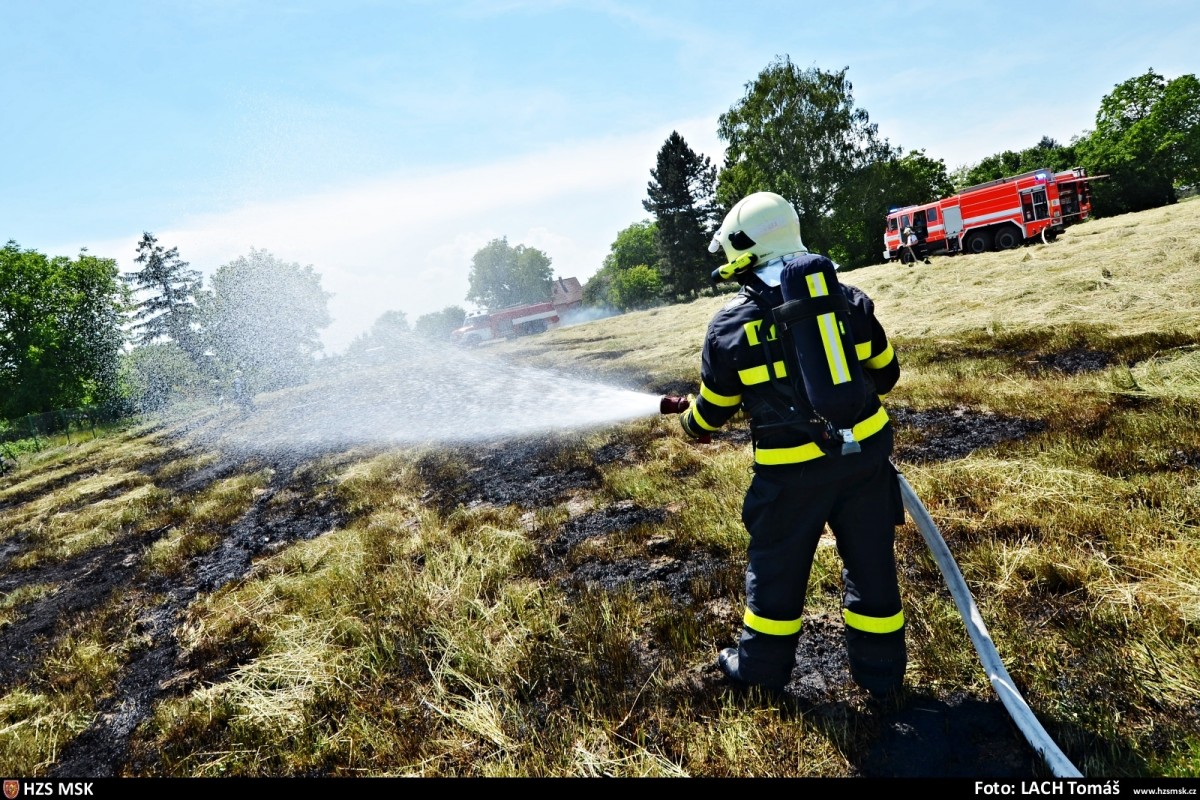 Senior v Rychvaldu na Karvinsku utrpěl při neohlášeném pálení trávy  popáleniny v obličeji | Týdeník Policie
