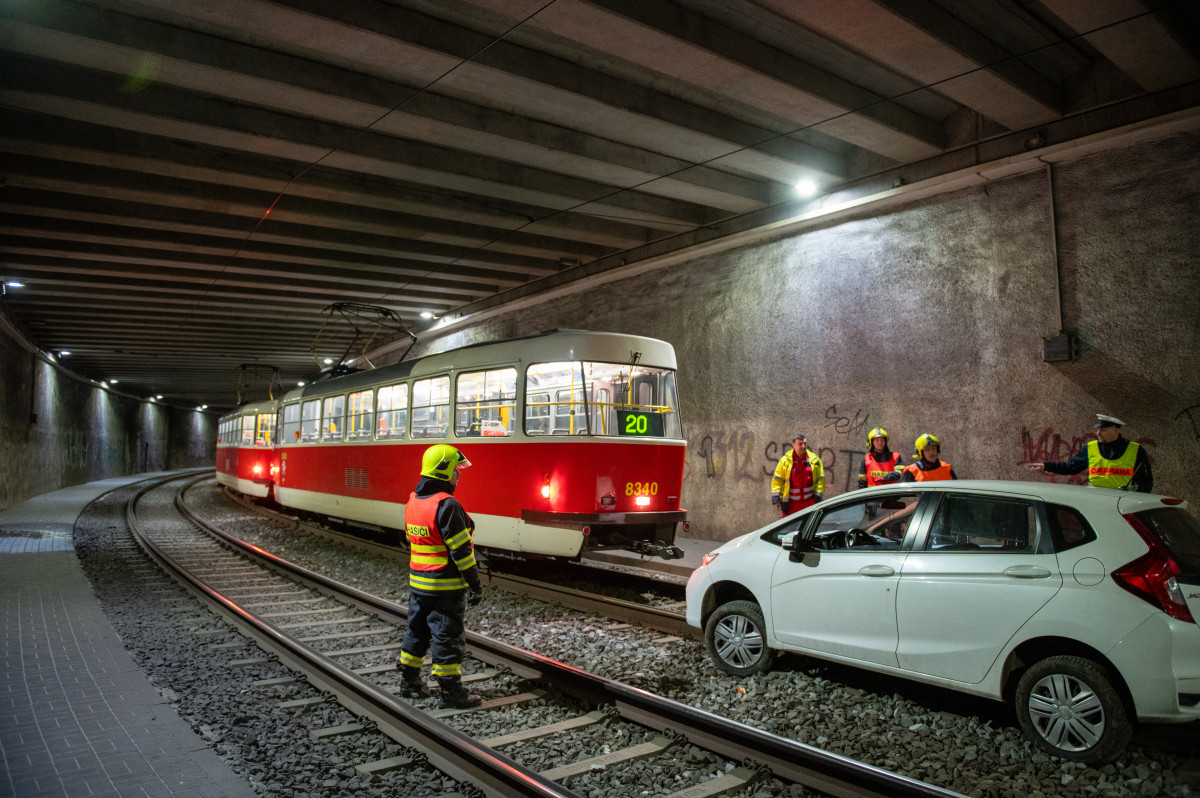 Opilá řidička hondy vjela na Barrandově na tramvajovou trať a uvízla v tunelu | Týdeník Policie