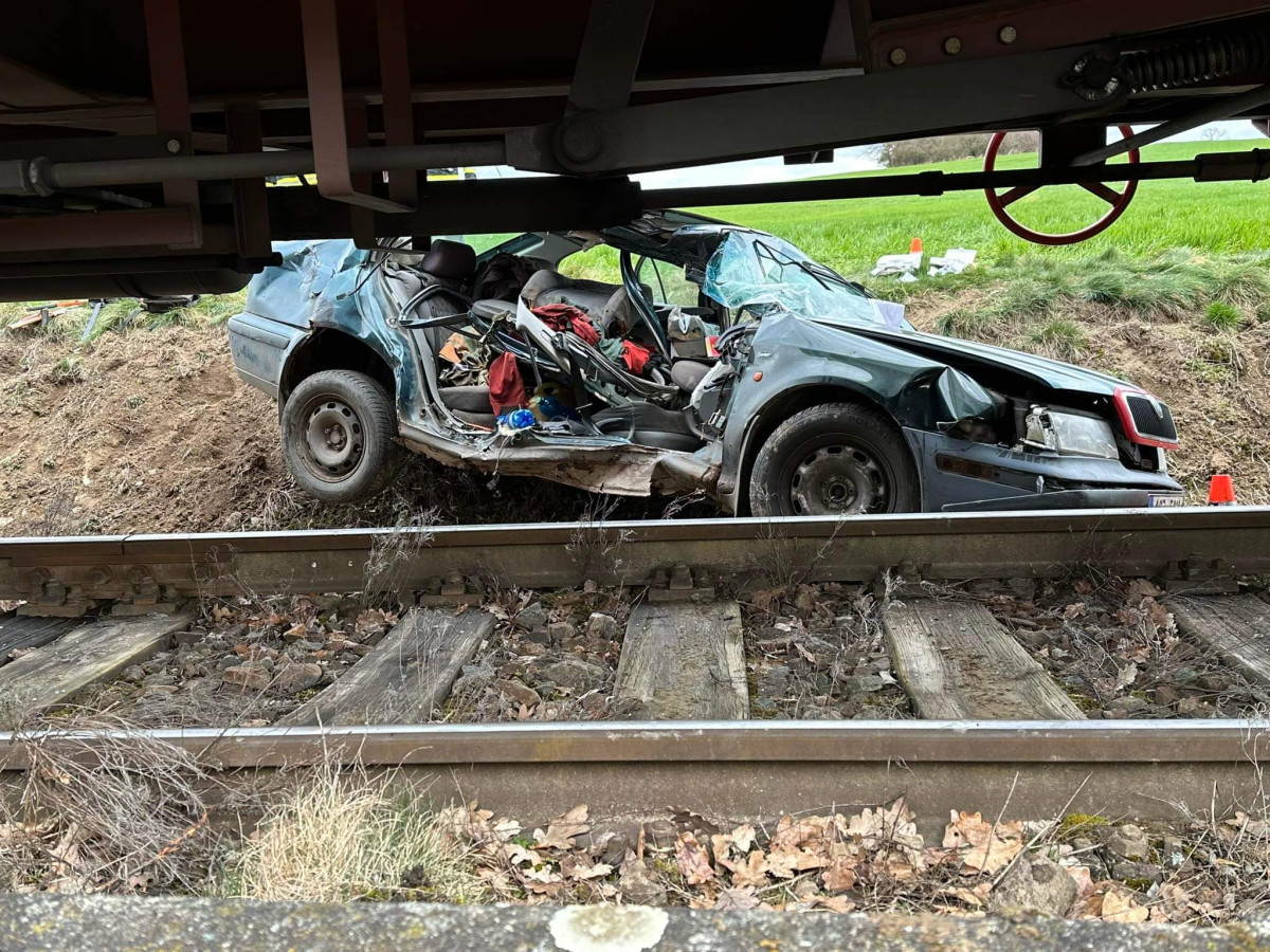 Řidiče octavie po srážce s nákladním vlakem na Příbramsku vyprošťovali hasiči