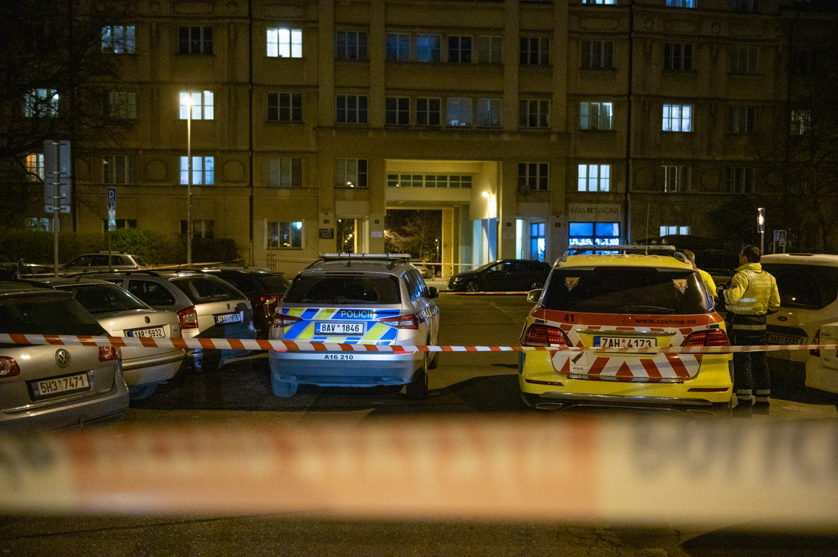 Žena v pražské Bubenči vyhrožovala skokem z okna. Čin jí rozmluvili policisté