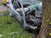 Řidič octavie naboural v Šilheřovicích do stromu. Nehodu nepřežil