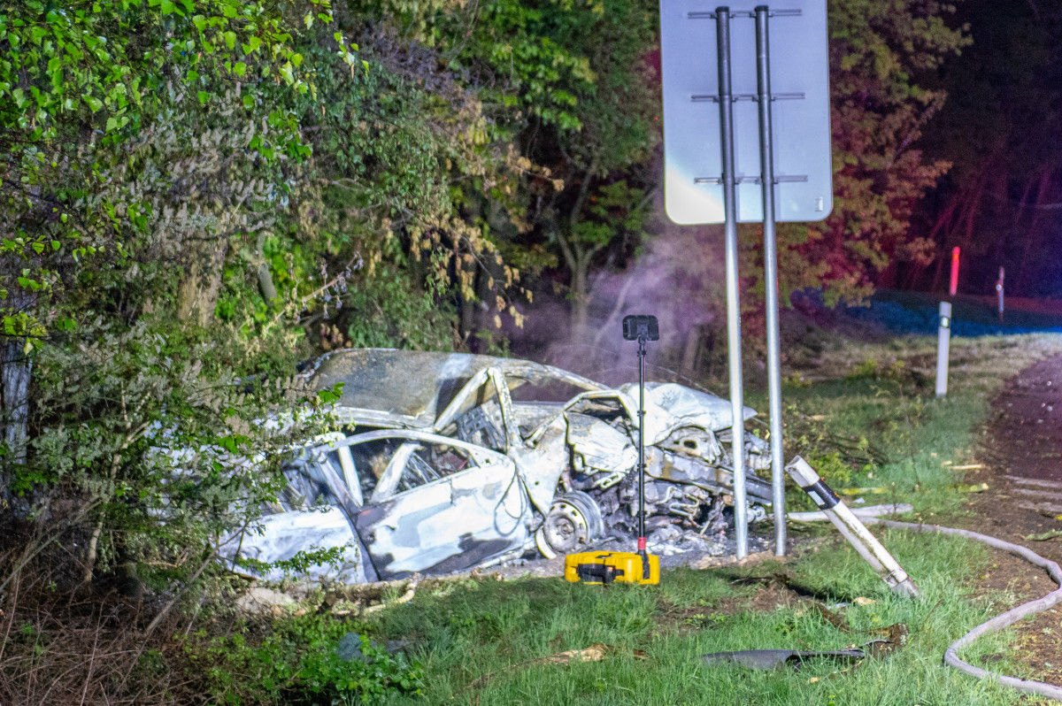V hořícím autě, po nehodě na okraji Prahy, zemřela mladá řidička