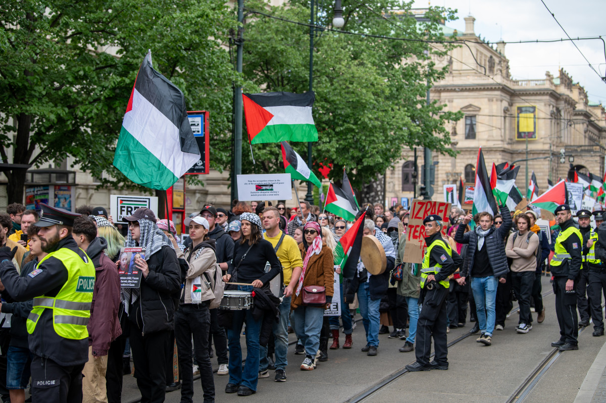 Centrem Prahy pochodovaly stovky lidí na podporu Palestiny. Policie připravila bezpečnostní opatření