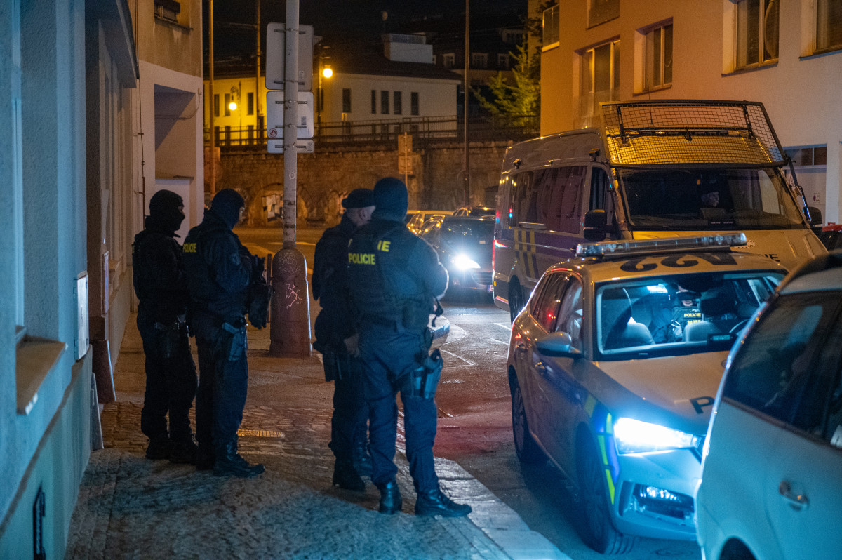 Po partnerské hádce v pražském bytě následovala střelba z nelegálně drženého samopalu