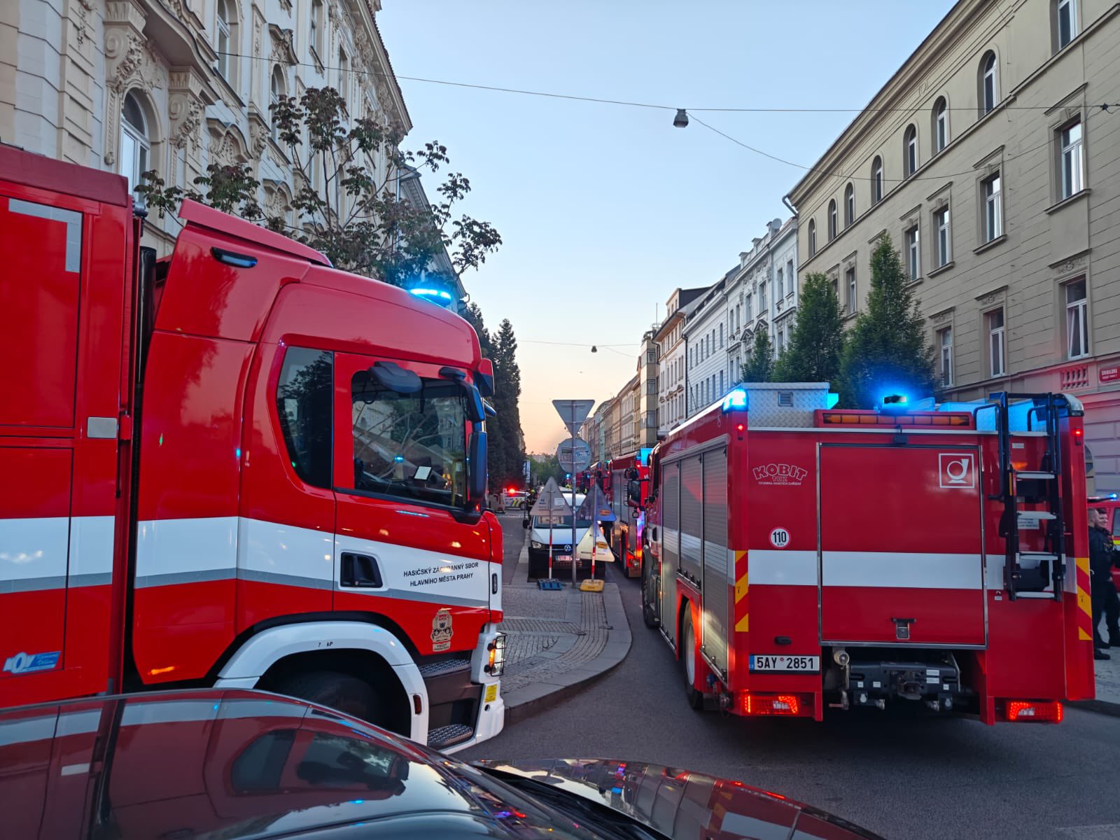 Po požáru bytu na pražské Letné skončilo v péči záchranářů devět lidí