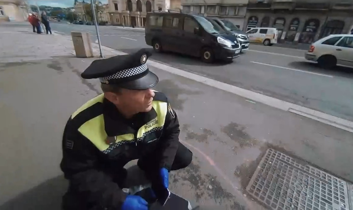 Strážníci v Plzni resuscitovali muže na ulici