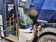 Řidič autobusu naboural ve Vysokém Mýtě zezadu do kamionu