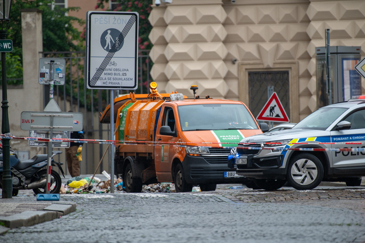 Uzavírka Loretánského náměstí v Praze kvůli podezřelému nálezu. Jednalo se o atrapu ručního granátu