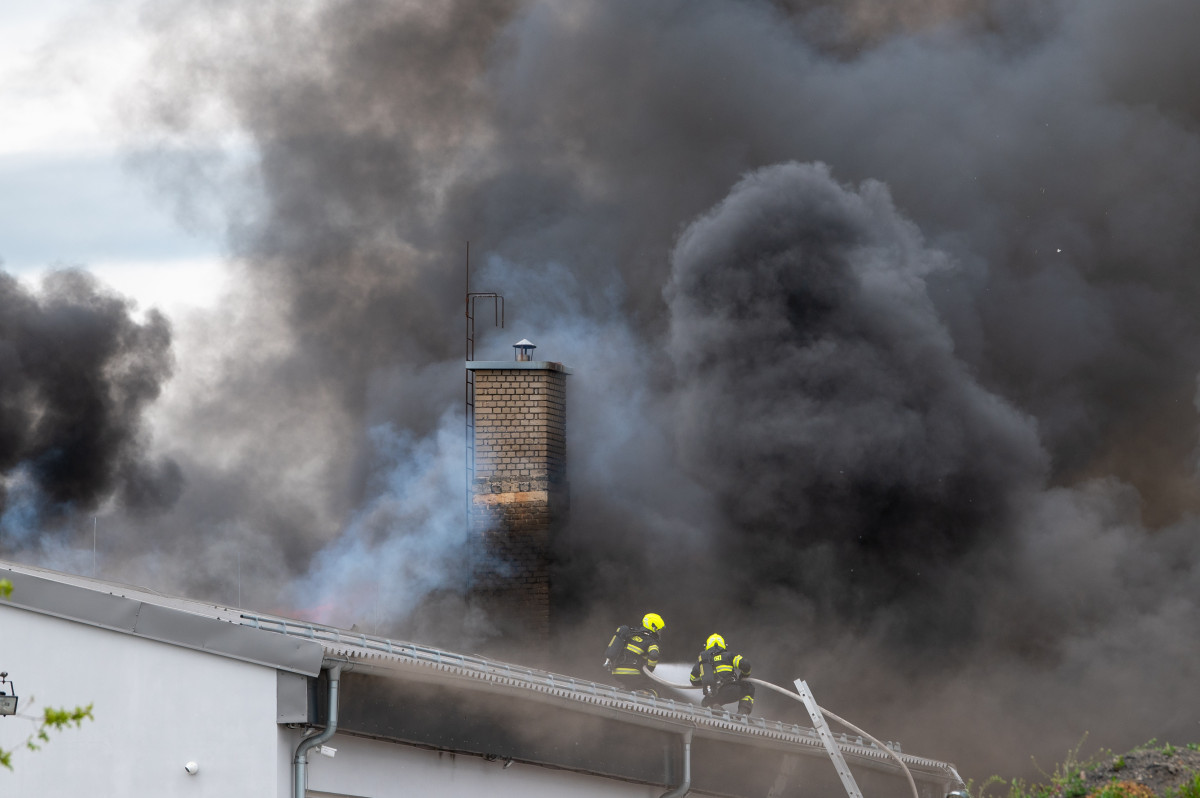 Kvůli požáru skladu olejů v Kladně byl vyhlášen zvláštní stupeň požárního poplachu