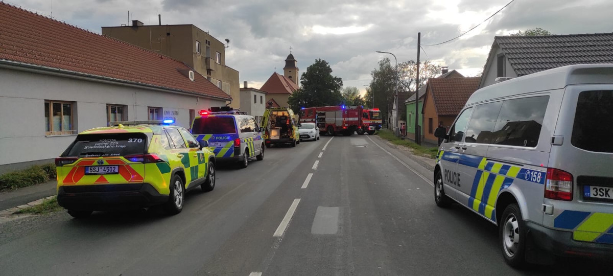 Mladík ve škodovce vjel na Nymbursku na chodník, kde srazil čtyři lidi