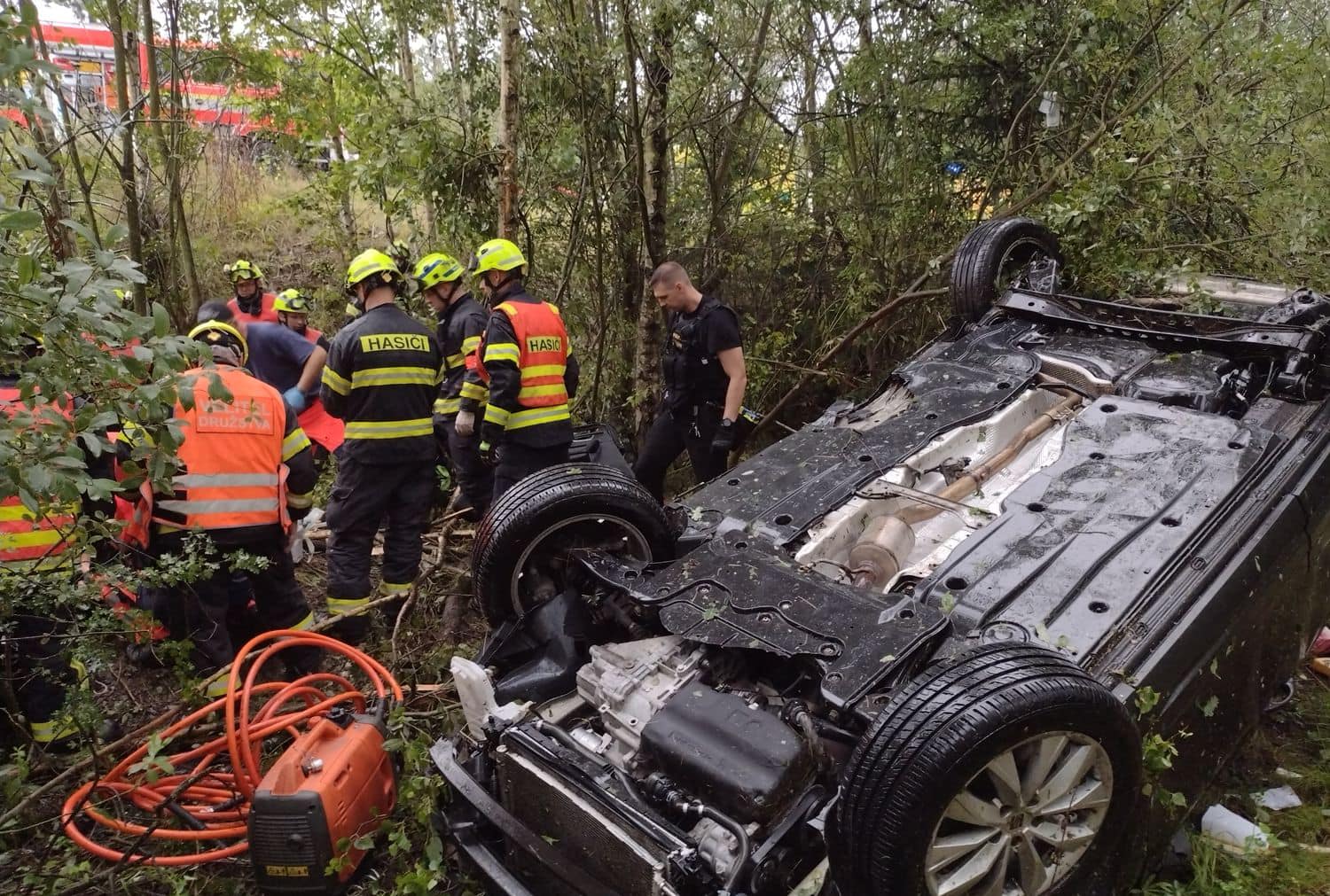 Tragická nehoda na dálnici D6 u sjezdu na Březovou. Jeden mrtvý, dva zranění