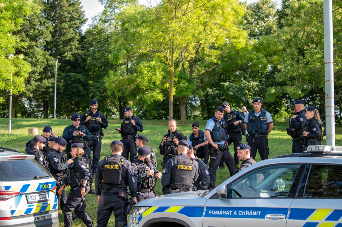 V lesoparcích v Praze 6 proběhla rozsáhlá pátrací akce po pohřešovaném policistovi