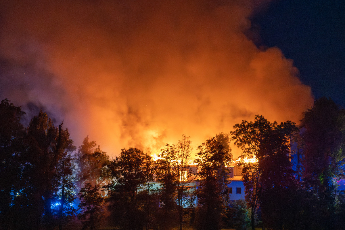 S požárem pekáren v Berouně bojuje nejméně 20 jednotek hasičů