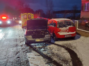 Řidič audi dostal v Hazlově smyk a chodkyni přimáčkl ke druhému vozidlu