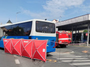 Chodkyně zůstala po nehodě v Domažlicích zaklíněná pod autobusem. Policie hledá svědky