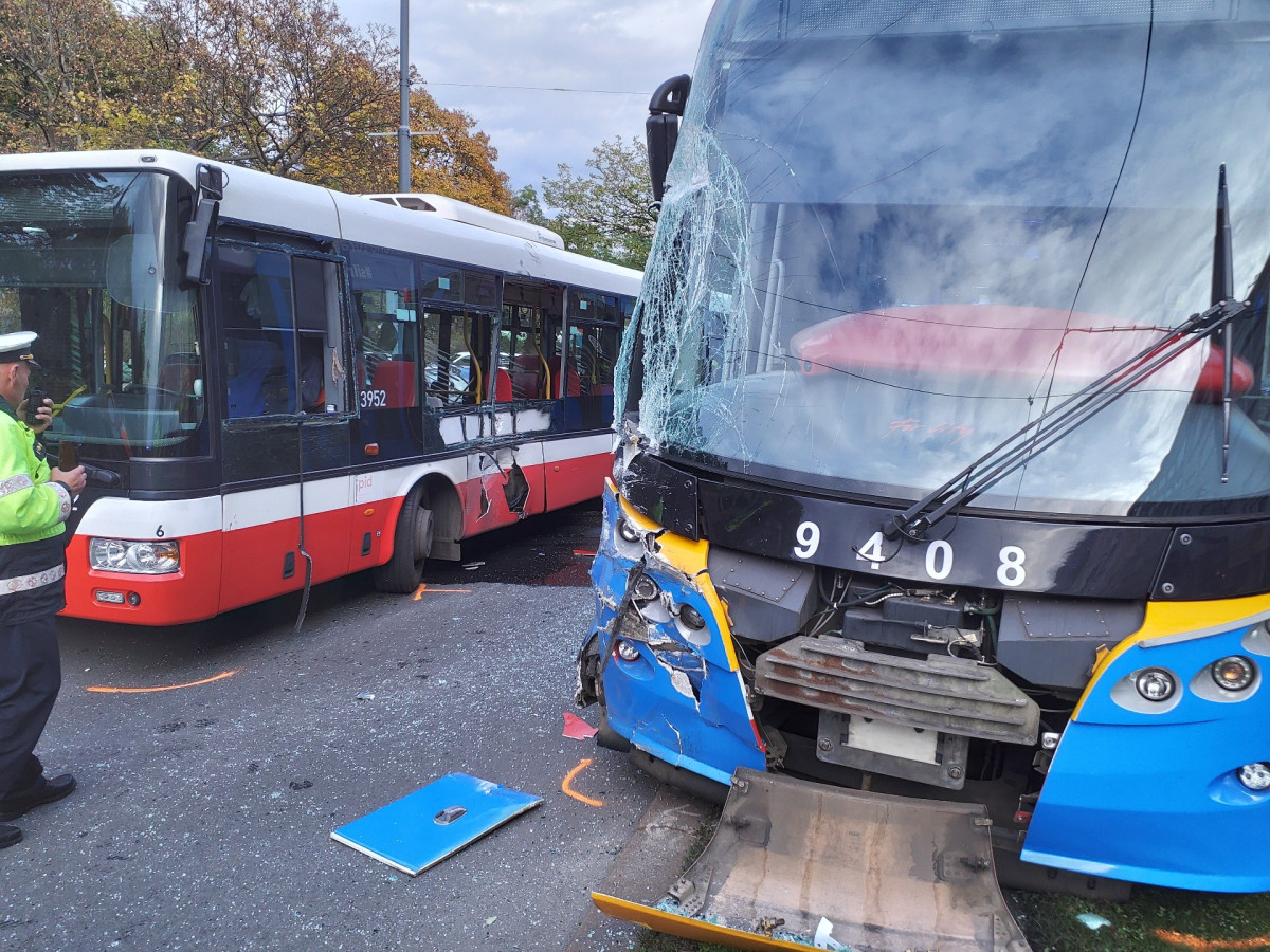 Po srážce s autobusem na pražských Vinohradech vykolejila tramvaj