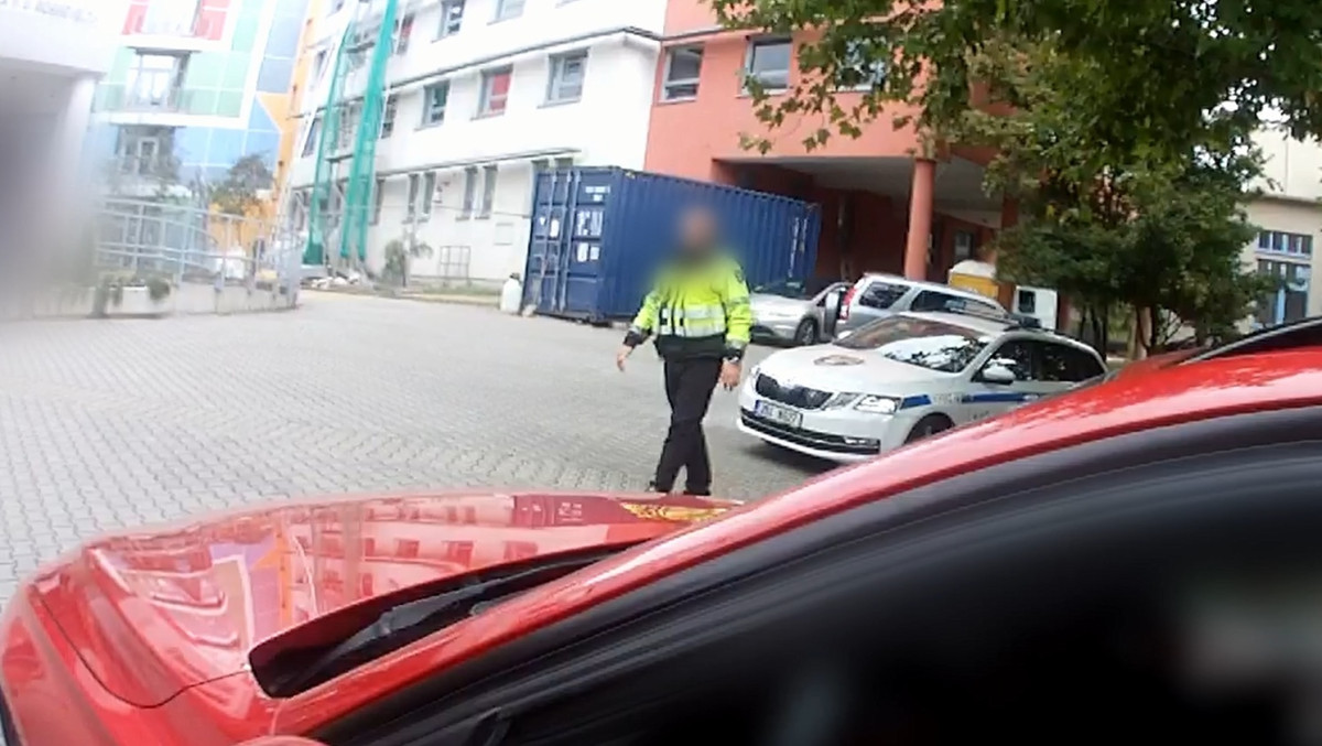 Mladík v BMW se po rychlé jízdě v Brně vydával za svého bratra. Strážníci zjistili, že má platný zákaz řízení