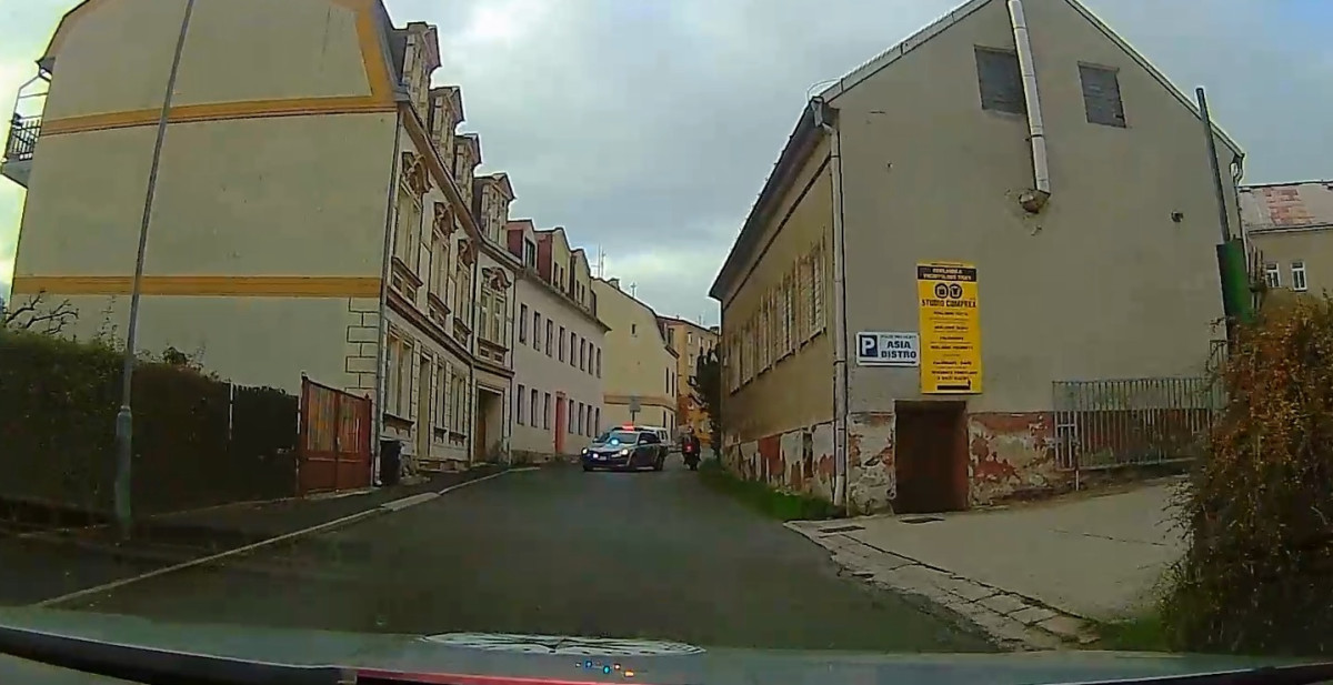 Policistům v Karlových Varech ujížděl motorkář se zákazem řízení