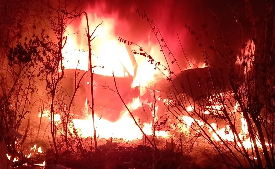 Auto začalo po noční nehodě na D11 hořet. Řidička skončila v nemocnici