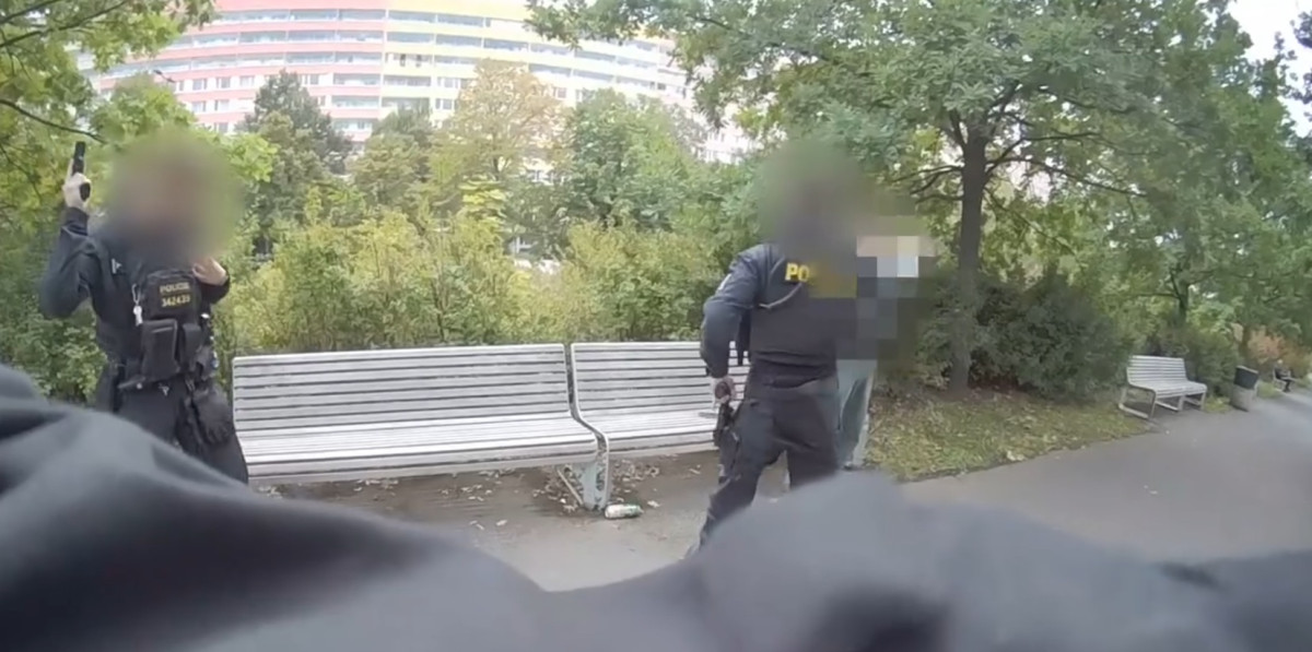 Po pražském parku se procházel s kuličkovou pistolí. Zbraň při společném zákroku zajistili policisté se strážníky